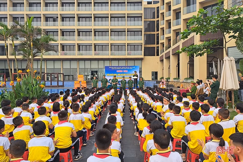 Chỉ cách để học sinh tiểu học Nghi Xuân xuống nước an toàn