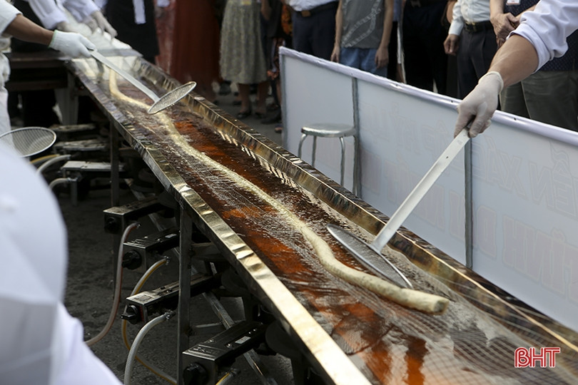 Xác lập kỷ lục chiếc ram rán dài nhất Việt Nam