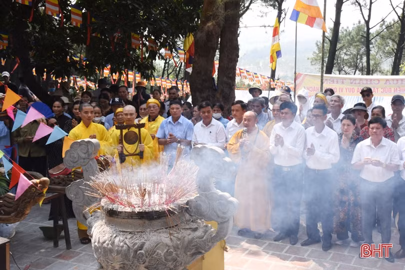 Hàng nghìn thiện nam, tín nữ dự lễ hội chùa Chân Tiên