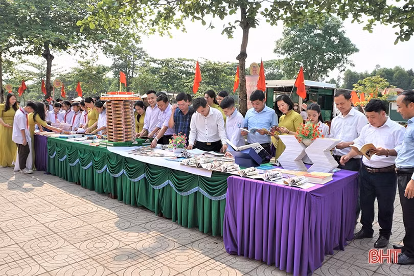 Hơn 500 giáo viên, học sinh Hương Khê tham gia Ngày sách và văn hóa đọc 