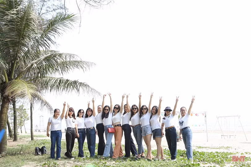 Sau lễ khai trương, đông đảo du khách đã tới biển Lộc Hà