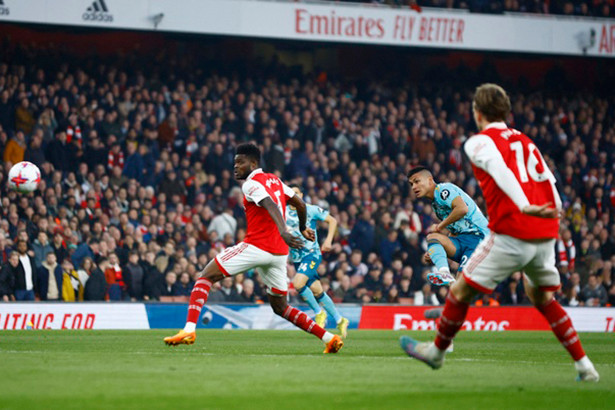 Arsenal gây thất vọng trước đội bét bảng