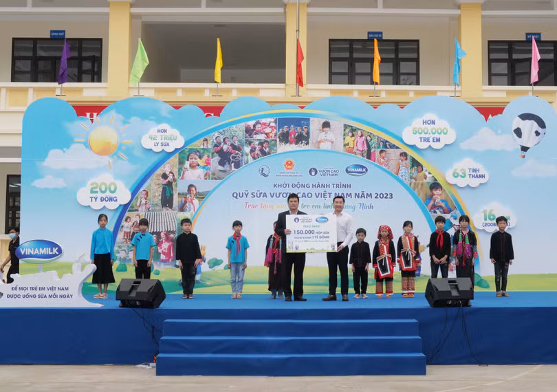 Vinamilk và Quỹ Sữa Vươn cao Việt Nam khởi động hành trình năm thứ 16 tại Quảng Ninh