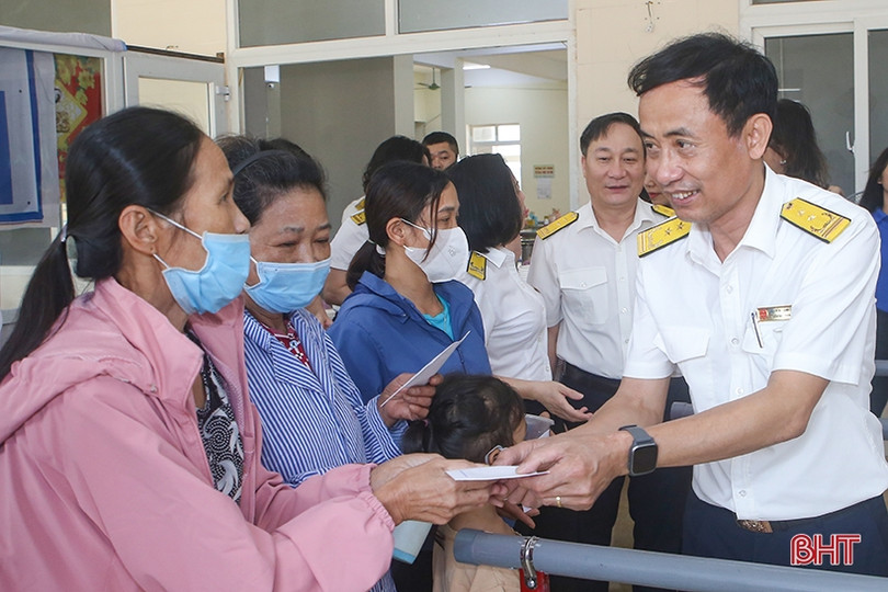 Công đoàn, đoàn thanh niên Cục thuế tỉnh và Báo Hà Tĩnh trao 900 suất cháo hỗ trợ bệnh nhân nghèo