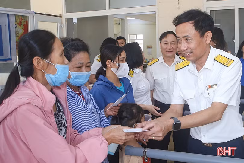 Công đoàn, đoàn thanh niên Cục thuế tỉnh và Báo Hà Tĩnh trao 900 suất cháo hỗ trợ bệnh nhân nghèo