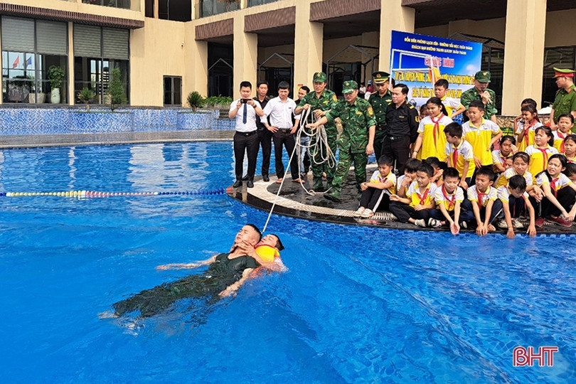 Chỉ cách để học sinh tiểu học Nghi Xuân xuống nước an toàn