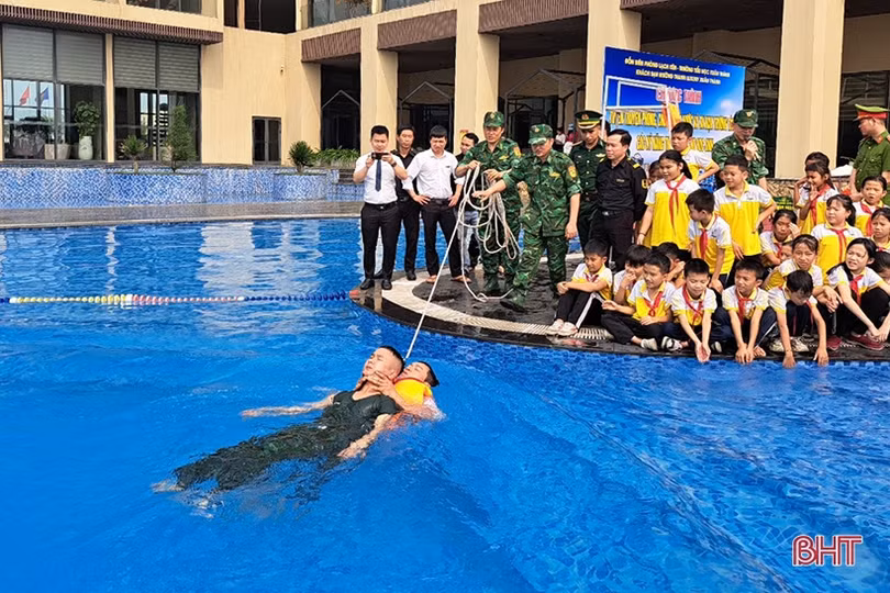 Chỉ cách để học sinh tiểu học Nghi Xuân xuống nước an toàn