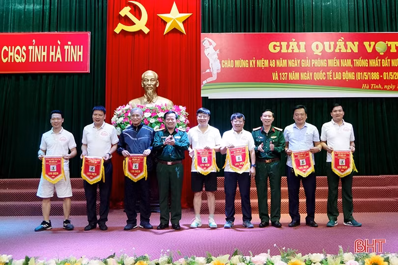 Sôi nổi Giải Quần vợt chào mừng kỷ niệm các ngày lễ lớn