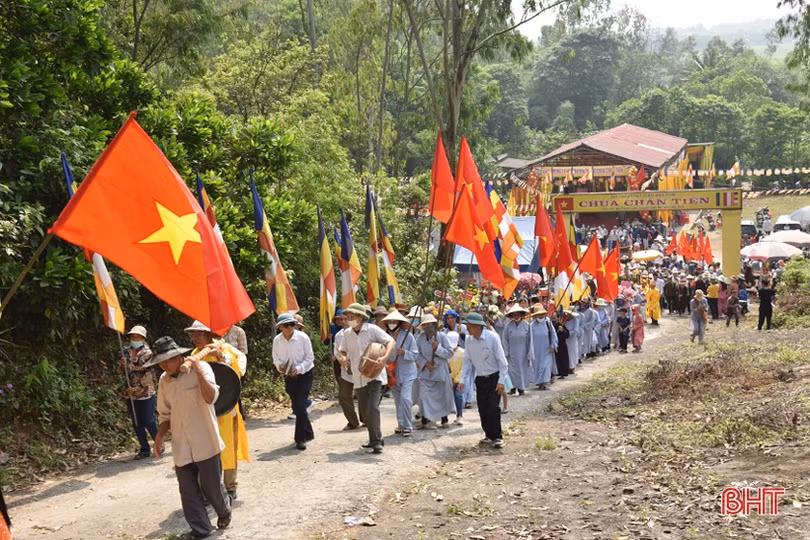 Hàng nghìn thiện nam, tín nữ dự lễ hội chùa Chân Tiên
