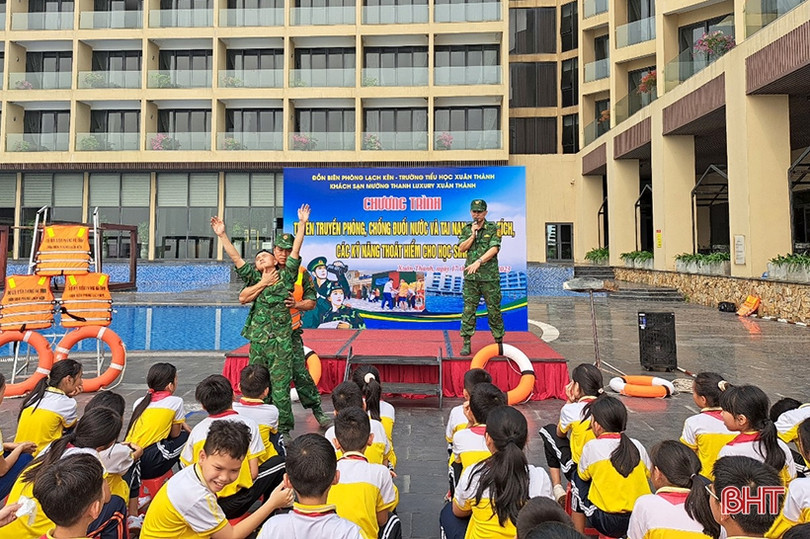 Chỉ cách để học sinh tiểu học Nghi Xuân xuống nước an toàn