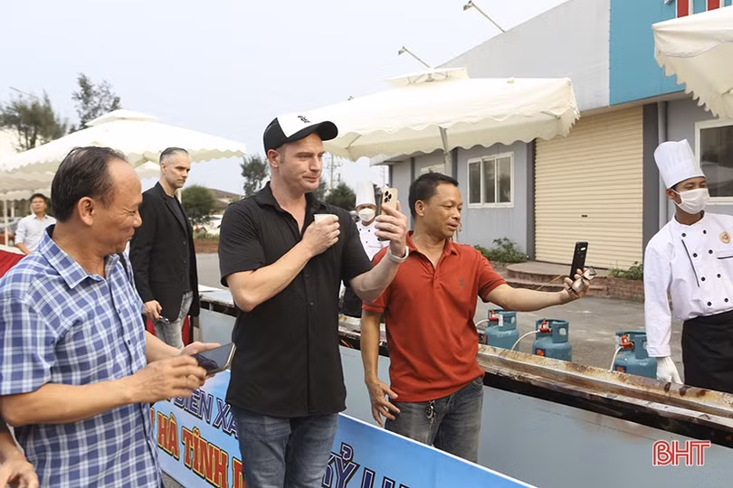 Xác lập kỷ lục chiếc ram rán dài nhất Việt Nam