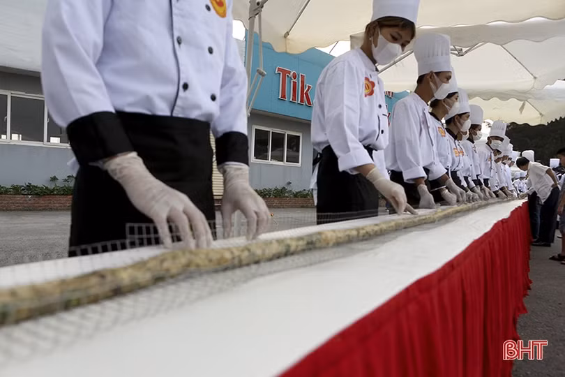 Xác lập kỷ lục chiếc ram rán dài nhất Việt Nam