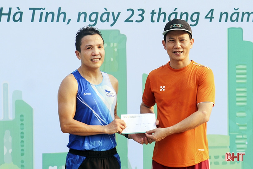 Gần 300 VĐV hưởng ứng giải chạy “Vì thành phố xanh năm 2023”