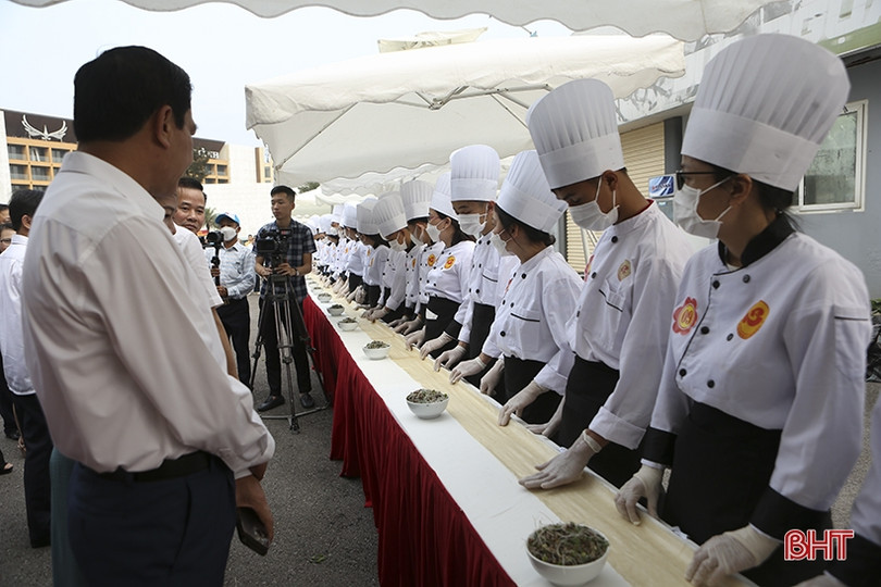 Xác lập kỷ lục chiếc ram rán dài nhất Việt Nam