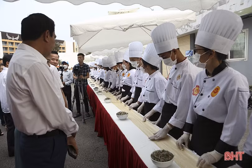 Xác lập kỷ lục chiếc ram rán dài nhất Việt Nam