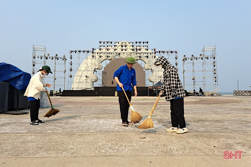 Tuổi trẻ Nghi Xuân làm sạch môi trường đón mùa du lịch biển