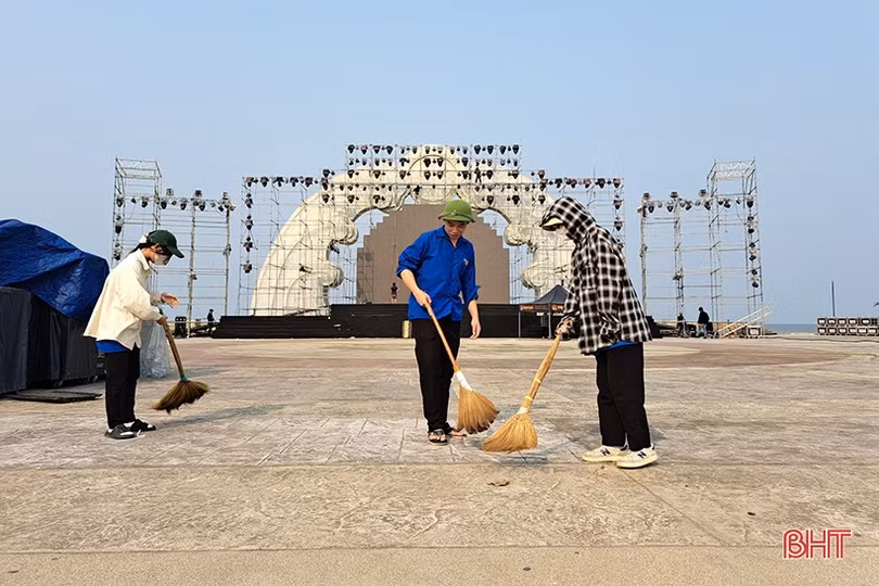 Tuổi trẻ Nghi Xuân làm sạch môi trường đón mùa du lịch biển