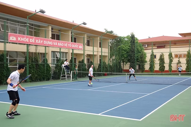 Sôi nổi Giải Quần vợt chào mừng kỷ niệm các ngày lễ lớn