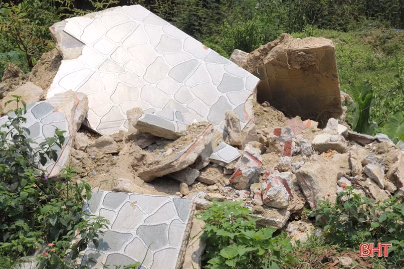 Rác thải “bủa vây” đường liên xã ở Nghi Xuân