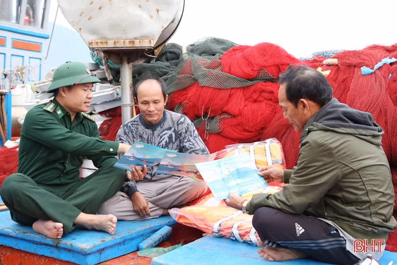 Hà Tĩnh tăng cường đưa Luật Biên phòng tới ngư dân, giáo viên, học sinh