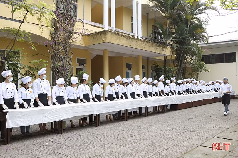 Đầu bếp Hà Tĩnh chế biến ram rán dài 20,23m