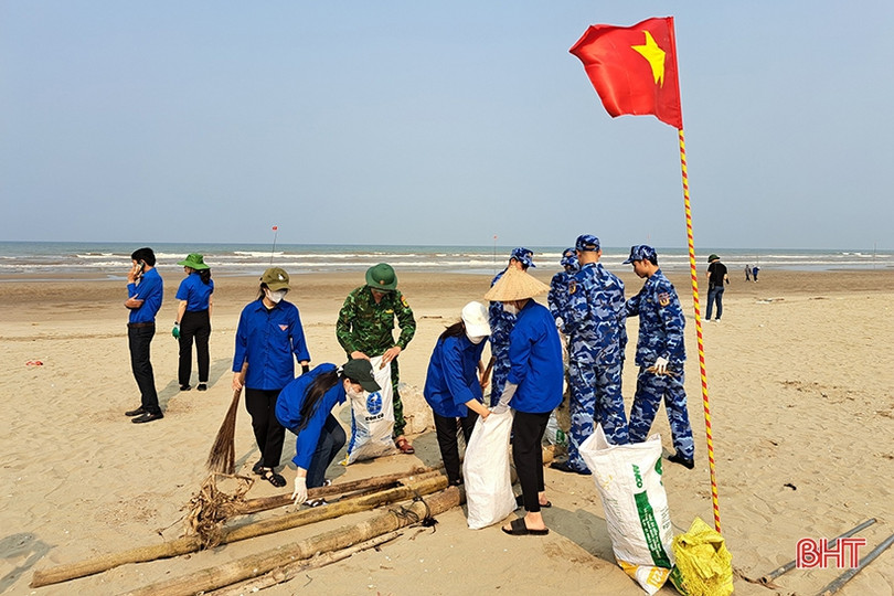 Tuổi trẻ Nghi Xuân làm sạch môi trường đón mùa du lịch biển
