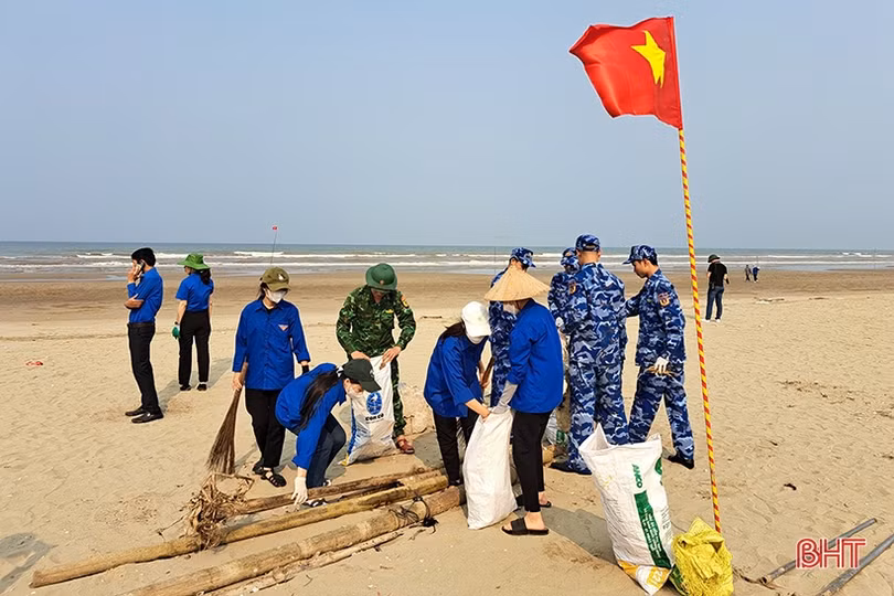 Tuổi trẻ Nghi Xuân làm sạch môi trường đón mùa du lịch biển