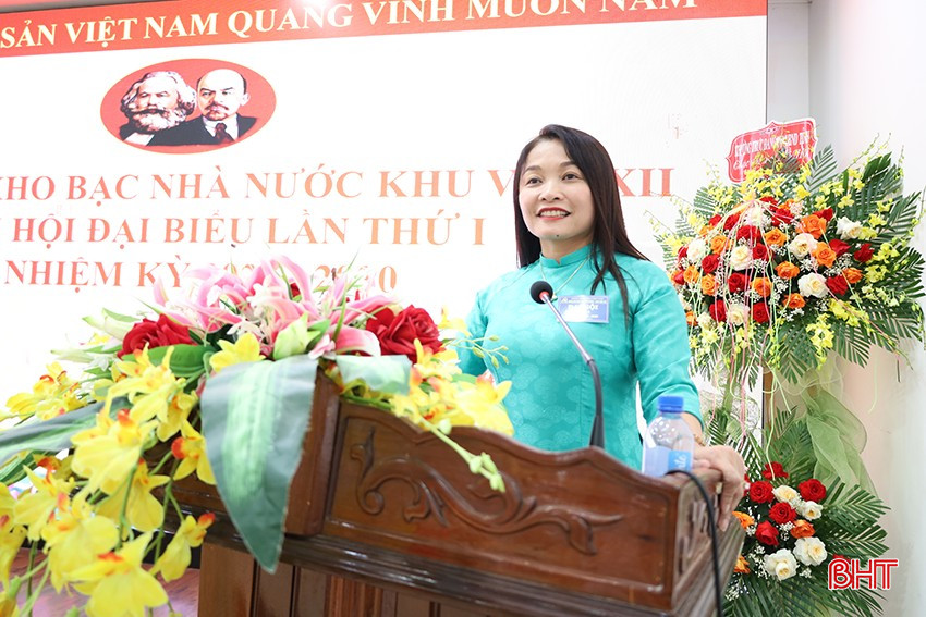 Đồng chí Nguyễn Thị Hà Tân - TUV, Phó Bí thư Đảng ủy UBND tỉnh công bố quyết định của BTV Đảng ủy UBND tỉnh về chỉ định Ban chấp hành, Ban Thường vụ, Bí thư, Phó Bí thư Đảng ủy nhiệm kỳ 2025-2030 của Kho bạc Nhà nước Khu vực XII bqbht_br_athat.png