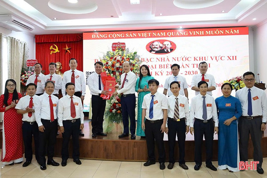 Lãnh đạo tỉnh tặng hoa chúc mừng BCH Đảng bộ nhiệm kỳ mới. bqbht_br_ay-qllay-2.png