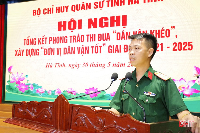 Trung tá Trần Công Mão - Chính trị viên Ban CHQS TX Hồng Lĩnh tham luận tại hội nghị, bày tỏ quyết tâm thực hiện tốt nhiệm vụ xây dựng phong trào "Dân vận khéo" tại địa phương. bqbht_br_hong-linh-ok.jpg