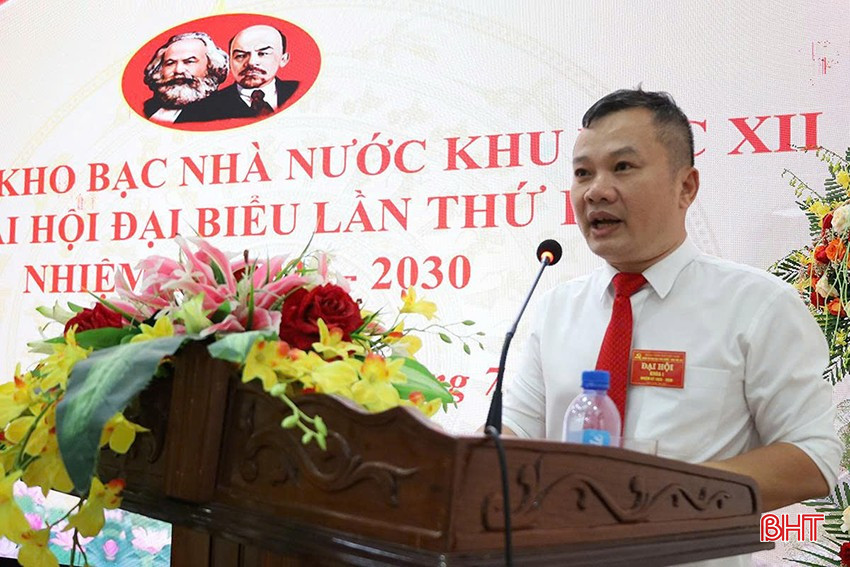 Đồng chí Đậu Văn Đồng - Bí thư Chi bộ Kế toán tham luận tại đại hội. bqbht_br_e-toanke-lau.png