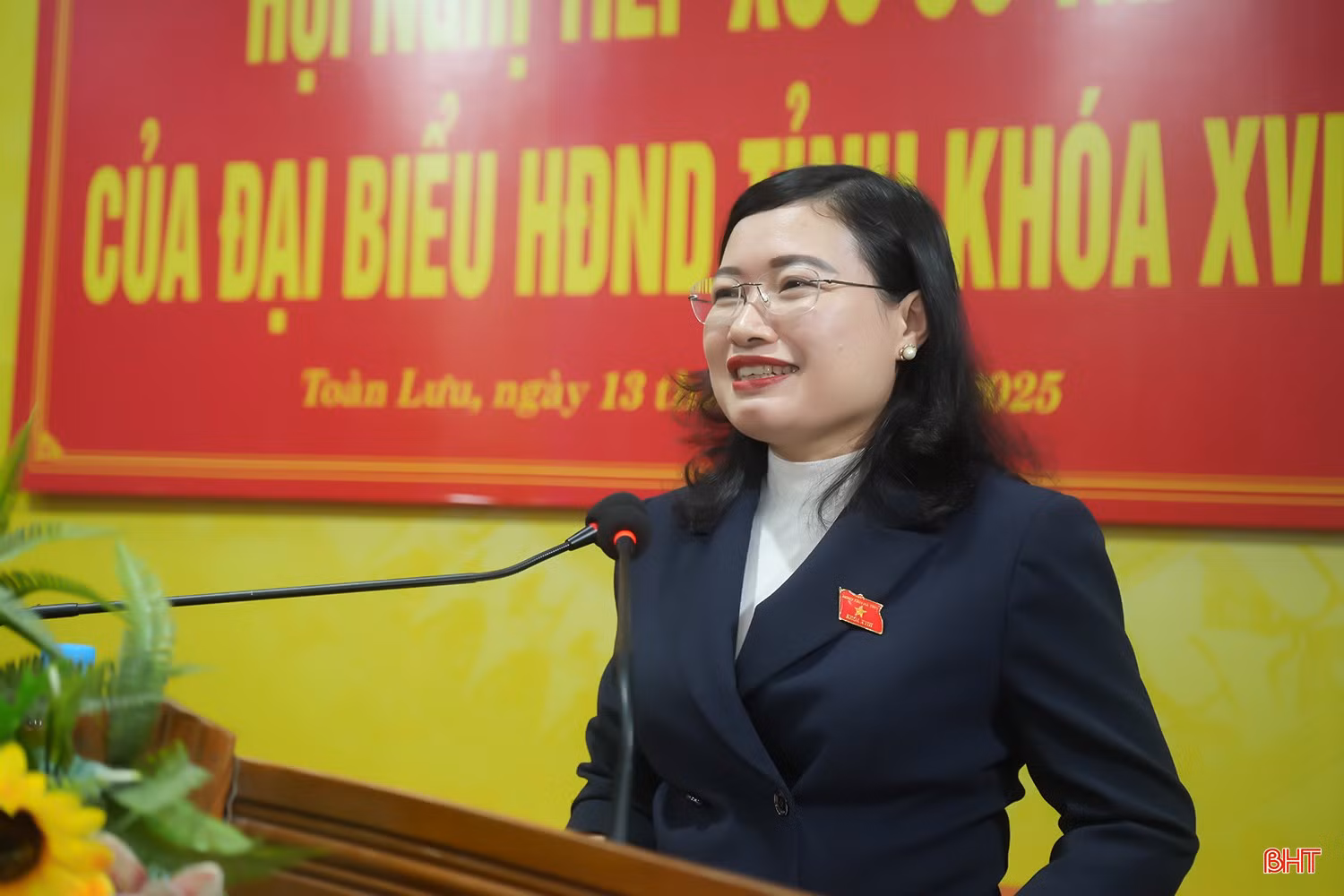 Phó Chủ tịch UBND tỉnh Nguyễn Thị Nguyệt tiếp thu ý kiến của các cử tri.