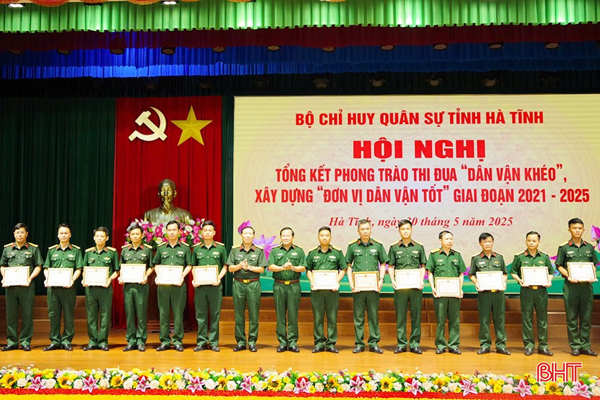 Các tập thể và cá nhân được khen thưởng tại hội nghị. bqbht_br_loan-lay-khen.jpg