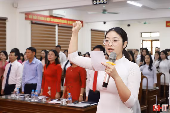 60 học sinh Trường THPT Chuyên Hà Tĩnh vinh dự đứng vào hàng ngũ của Đảng