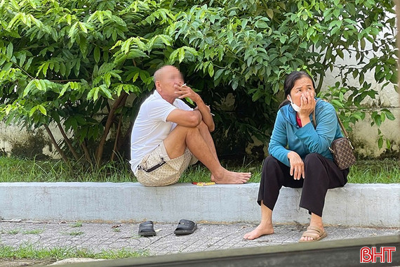 Phản cảm hình ảnh phì phèo thuốc lá trong khuôn viên bệnh viện 