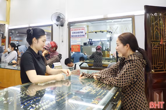 Giá vàng “lao dốc”: Nhà đầu tư lo lỗ, người dân thận trọng chờ