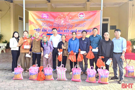 Hội đồng hương xứ Nghệ tại Hải Phòng, Thái Bình trao quà Tết cho hộ dân khó khăn 