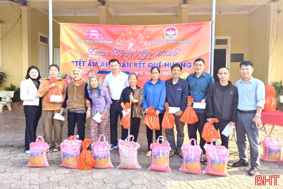 Hội đồng hương xứ Nghệ tại Hải Phòng, Thái Bình trao quà Tết cho hộ dân khó khăn 