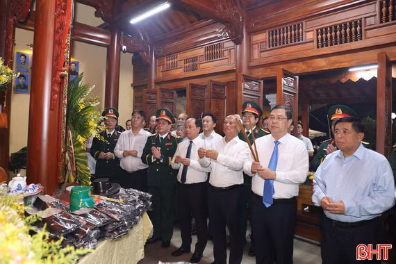 Phó Thủ tướng Thường trực Chính phủ dâng hương tại Khu di tích lịch sử Bãi Dừa