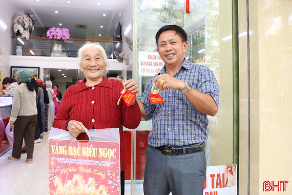 Phố vàng sôi động, giá vàng đắt gấp đôi ngày vía Thần Tài năm ngoái