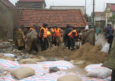 Lực lượng Bộ đội Biên phòng tham gia bảo vệ tuyến đê biển xã Cẩm Nhượng, Cẩm Xuyên (Hà Tĩnh). Ảnh: Phú Đình