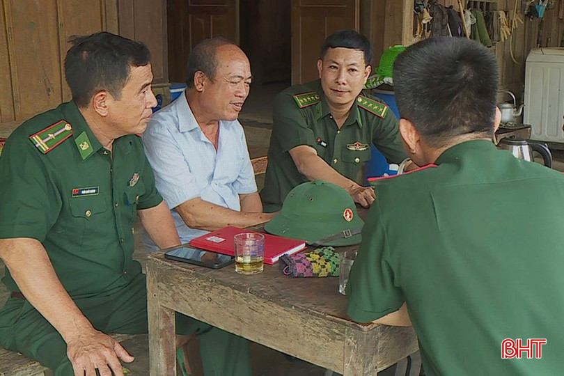 Thiếu tá Trần Quốc Khánh - Tổ công tác địa bàn (Đồn Biên phòng Cửa khẩu Quốc tế Cầu Treo) trong một lần tuyên truyền pháp luật đến bà con. bqbht_br_canh-toan2.png