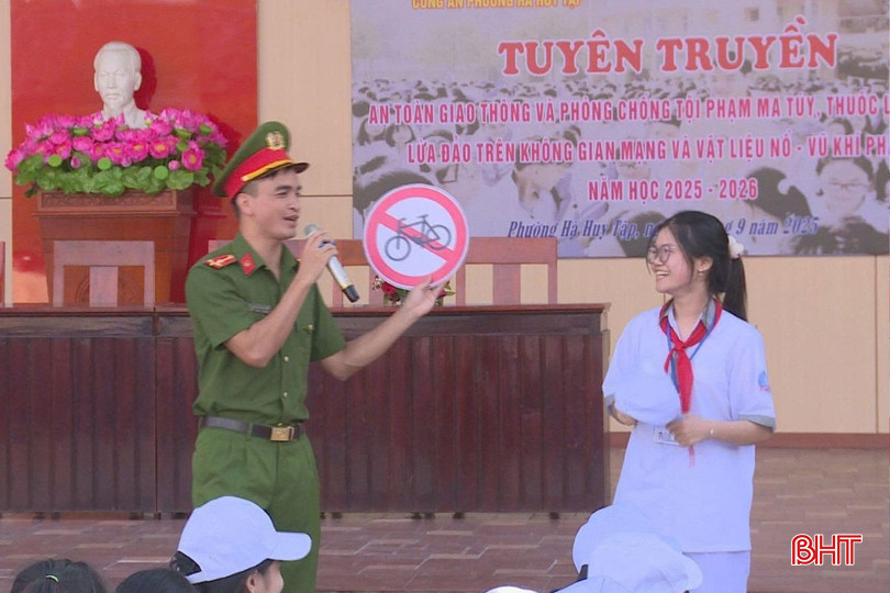 Chiến sỹ công an giới thiệu hệ thống bảng biển về ATGT ở Trường THCS Nguyễn Hoành Từ bqbht_br_thum-web-bht-3.jpg