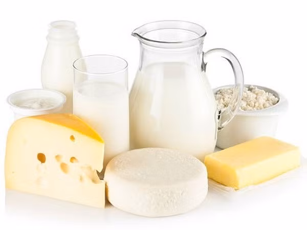 Sữa và các sản phẩm từ sữa có thể làm dày các chất nhầy có trong cổ họng, gây khó chịu cho người bệnh. Ảnh: Eatclean.