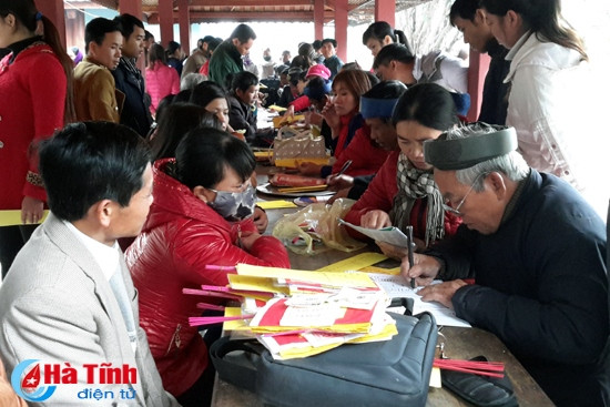 Ban Quản lý đền Bà Hải cấp thẻ cho các thầy lễ, nhờ đó, việc hành lễ diễn ra tương đối trật tự. Ban Quản lý đền Bà Hải cấp thẻ cho các thầy lễ, nhờ đó, việc hành lễ diễn ra tương đối trật tự.