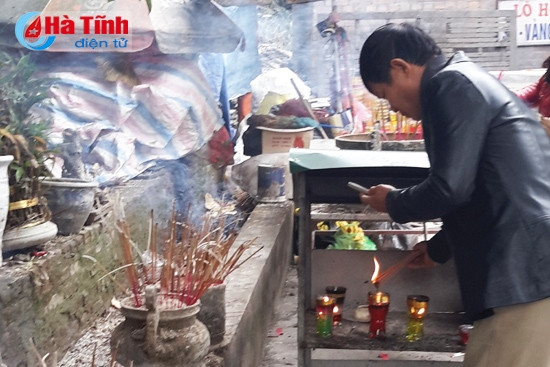 Tay châm hương, mắt nhìn điện thoại