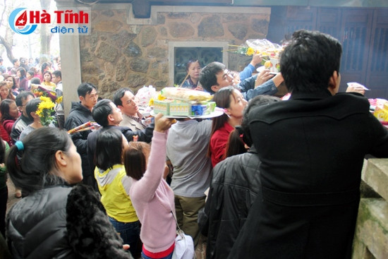 Cảnh du khách chen lấn dâng lễ tại chùa Hương Tích.