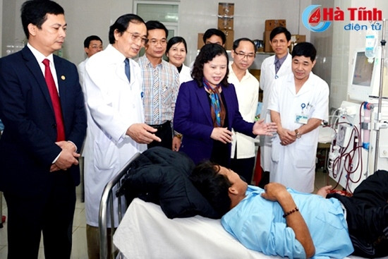 Thứ trưởng Bộ Y tế Nguyễn Thị Xuyên thăm hỏi bệnh nhân điều trị tại BVĐK Hà Tĩnh. (Ảnh tư liệu)