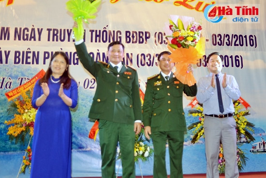 Lãnh đạo Hội Nhà báo Hà Tĩnh, CLB Nhà báo nữ Hà Tĩnh tặng hoa chúc mừng Bộ Chỉ huy BĐBP Hà Tĩnh nhân ngày truyền thống Lãnh đạo BĐBP Hà Tĩnh tặng hoa chúc mừng Ban Chủ nhiệm CLB Nhà báo nữ Hà Tĩnh nhân ngày Quốc tế Phụ nữ 8/3