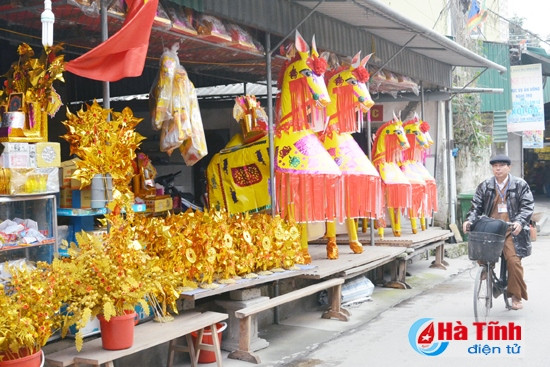 Vào những ngày cao điểm, lượng khách đến hành lễ đông thì có tới hàng chục chú ngựa giấy được “hóa” tại đền Củi để “gửi xuống cõi âm”. Vào những ngày cao điểm, lượng khách đến hành lễ đông thì có tới hàng chục chú ngựa giấy được “hóa” tại đền Củi để “gửi xuống cõi âm”.